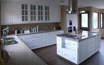 Muebles de cocina89 con cubierta de granito y puertas termolaminadas de pvc blanco en Chicureo, Colina