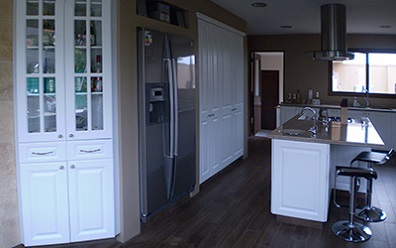 Muebles de cocina90 a medida con cubierta de granito y puertas termolaminadas de pvc blanco en Chicureo, Colina