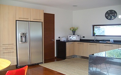 Muebles de cocina con cubierta de granito negro absoluto instalada en Vitacura