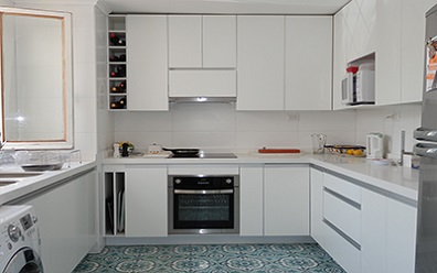 Muebles de cocina minimalista puertas de melamina blanca y cubierta de cuarzo blanco zeus de Silestone, instalados en Ñuñoa