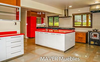 Isla de cocina puertas blancas y rojas con cubierta de cuarzo rojo y negro galaxy fabricado en Puente Alto e instalado en Coyhaique